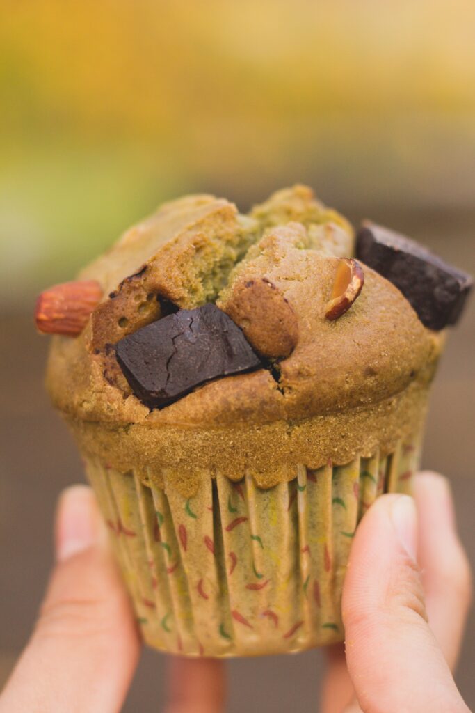 Muffinki z kawałkami czekolady – wypiek o intensywnym smaku
